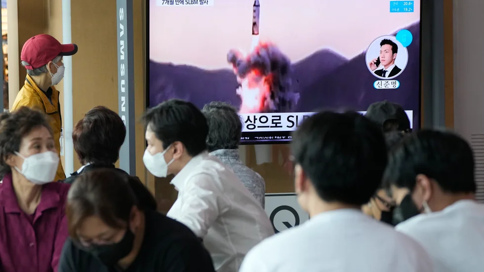 Lördagens robottest i Nordkorea rapporterades i Sydkorea, som här på en tv på järnvägsstationen i Seoul.