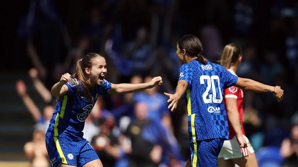 Chelseas Sam Kerr, till höger, tvåmålsskytt och ligamästare efter vinsten mot West Ham.