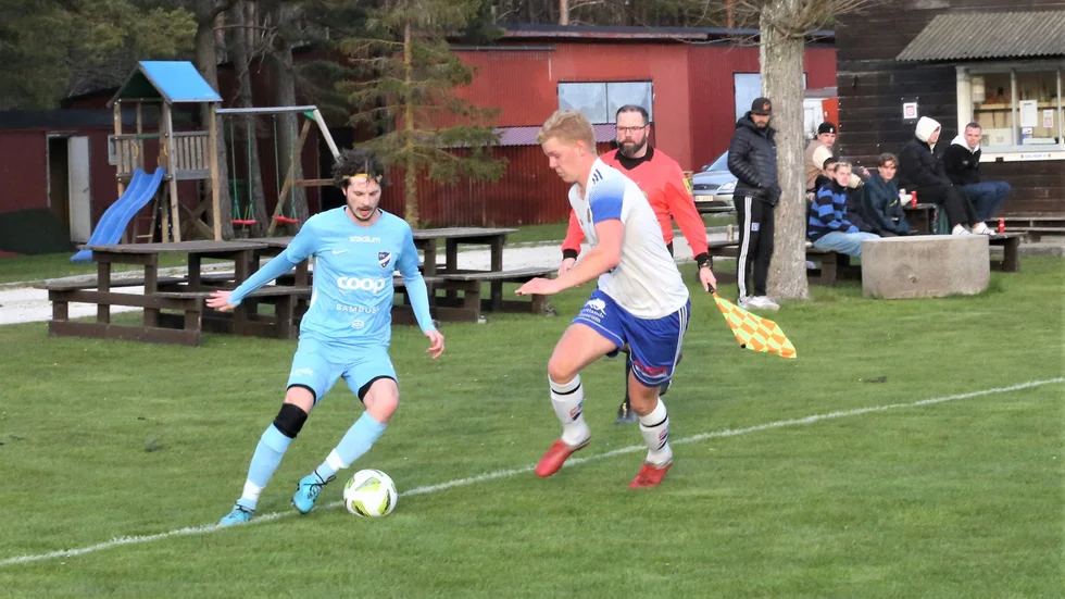 IFK Visbys Herman Christoffersson i en duell med Dalhems Henrik Eriksson.