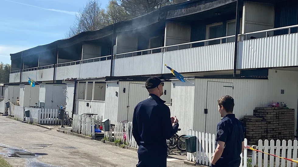 Det ryker fortfarande ur flera av bostäderna dagen efter branden.