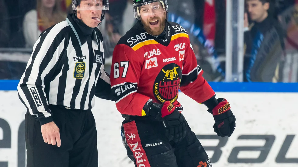 Linus Omark var rejält irriterad på Färjestads tränarbänk.