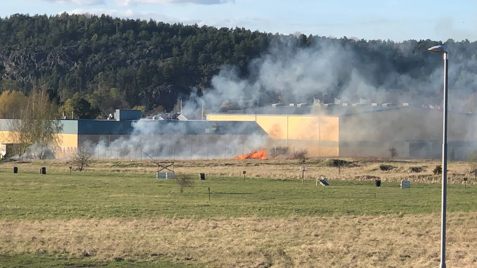 En gräsbrand bröt ut vid Storängsparken i Söderköping på fredagen.