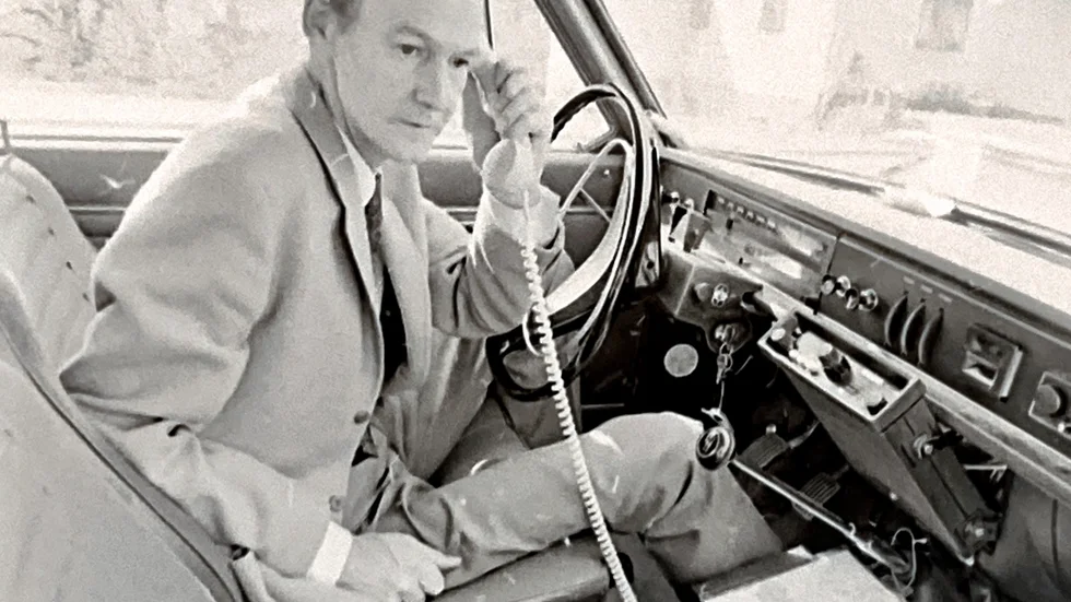 16 maj 1972 skriver Corren om utvecklingen av telefoner i bilar. Radiohandlare Tage Elgstrand (bilden) är med när ett test görs i Motalatrakten där en sändare för mobiltelefon satts upp på den stora tv-masten i Ervasteby. I texten skrivs det glatt hur sällskapet kan ringa Correns redaktion på Badhusgatan via en telefonist i Örebro.