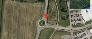 En personbil i singelolycka på väg 230