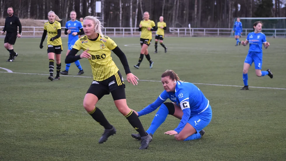 Emma Karlsson och Hjulsbro hade det tufft mot Vimmerby i division 2-fotbollen.