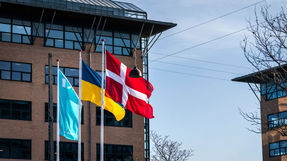 De ukrainska och danska flaggorna vajar bredvid varandra framför en kontorsbyggnad i Köpenhamn. Arkivbild.