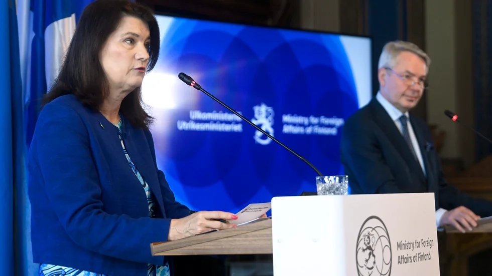 Ann Linde besöker Pekka Haavisto i Helsingfors. 