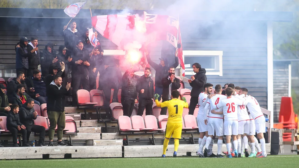 Gästerna stod för festen i Smedby. Assyriska vann säkert med 3-0.