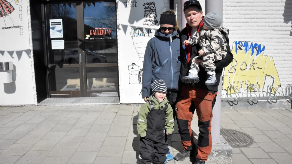 Disa och Simon Niva besökte vallokalen tillsammans med barnen Thor och Iris.