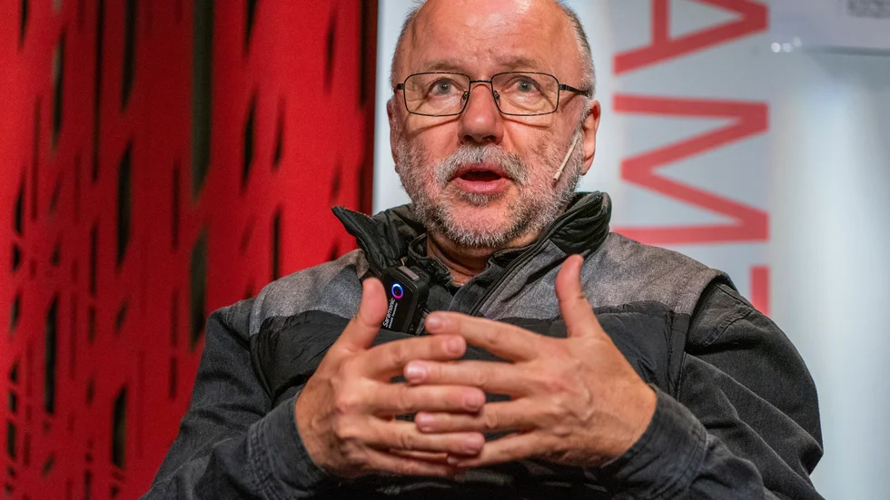 "Jag kan välja mellan att vara arg och upprörd. Jag föredrar att vara arg, det är en aktiv attityd", säger Andrej Kurkov, som besökte Norge i slutet av mars.