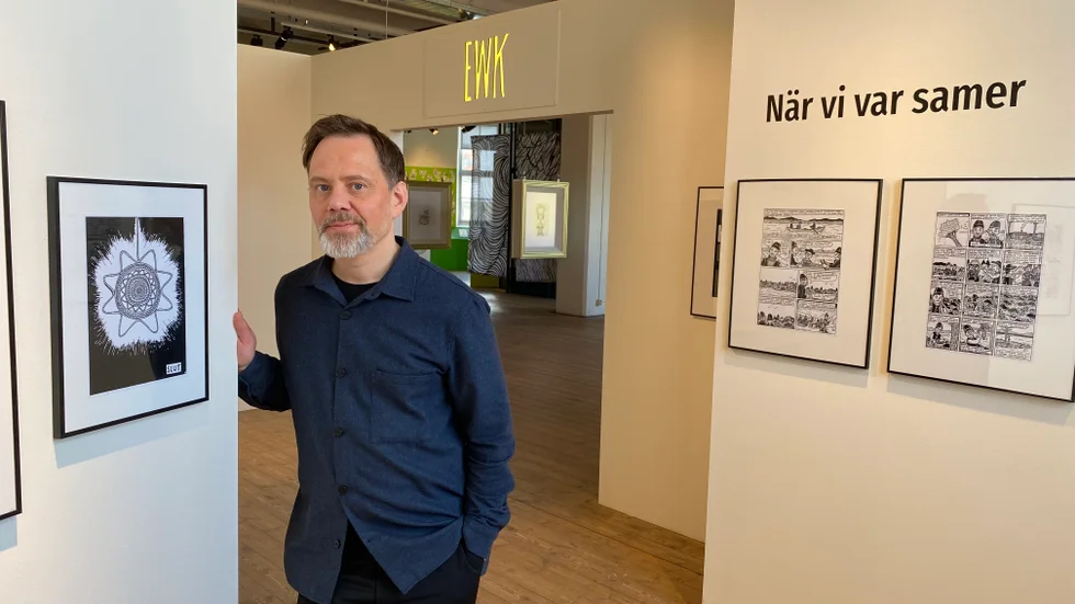 Mats Jonsson vid den sista sidan i serieromanen "När vi var samer", en adventsstjärna i rotslöjd som farfar och farmor gjort, och som alltid funnits i föräldrahemmet utan att samekopplingen varit känd.