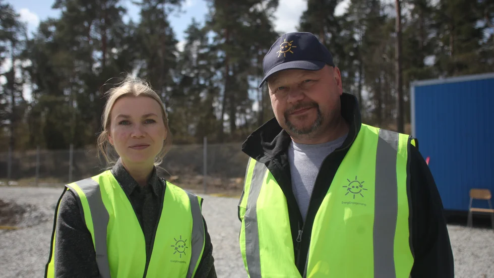 Emma Tibblin, kommunikationsstrateg och Niclas Rehnholm, projektledare, tog med tidningen på en rundvandring av byggarbetsplatsen.