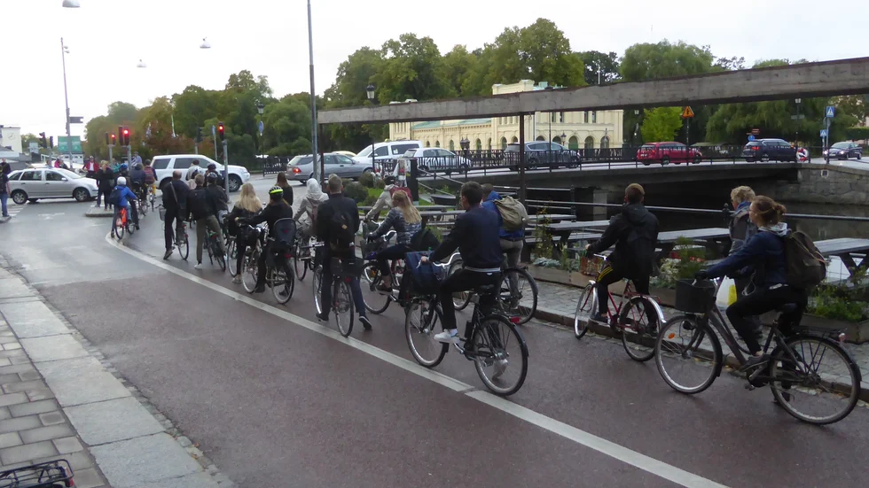 Trafikljus ökar motortrafikens hastighet, men sänker cykeltrafikens. En spårväg innebär 8-10 trafikljus för cyklisterna mellan Gottsunda och centrum.