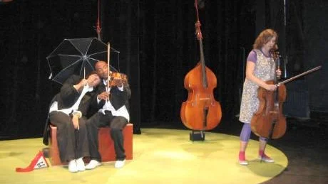 Länsteaterns höstsatsning för de yngsta är ett triangeldrama om utanförskapets alla dimensioner. I rollerna och som musiker möter vi Lena Bogegård, Emilio Estrada och Emeli Jeremias som gör debut som skådespelare.