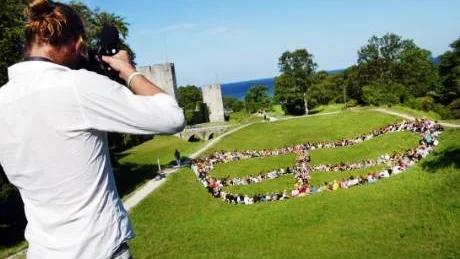 MOTIV. Drygt 500 skolbarn  formade sig i går till ett fredsmärke i Nordergravar. Fotografen Filip Cederholm ska skänka bilden till fredsorganisationen Peaceoneday.