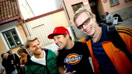 Delar av det segrande laget Linus Larssons lag, som vann Noomaraton med filmen "Syster och bror", är på väg in till Gotlands kortfilmsfestival på Roxy för visning och prisutdelning. Håkon Lundvall som stod för manus och musik tillsammans med skådespelare Mats Söderblom och fotografen Anders Leckman.