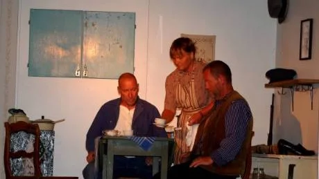Christer Niklasson som Egon, Sibba Cederlund som Fina och Erland Pettersson som Anton i föreställningen "Anton Segerbergs sundafall" i Ardre bygdegård. Foto; Totte Harring