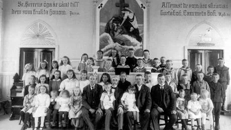 Missionsförbundet hade ett starkt fäste i Alva. Här en bild från missionshuset 1918 där man känner igen Johan Ahlsten framme till höger. Idag är kapellet fritidshus.