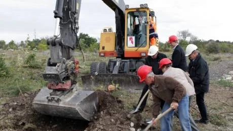 Grävtag. Första spadtaget togs av byggnadsnämndens ordförande Lars Thomsson, från en grävmaskin. Alla andra fick varsin spade.