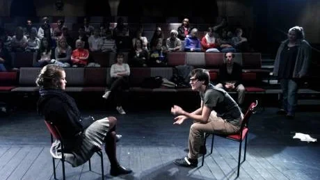 Malin Karlsson och Jesper Lundberg spelar upp en situation innan Sofia Ahlin-Schwanbom till höger leder in diskusionen på väsentligheterna. Även flera av ungdomarna i publiken tog del i forumteaterformen direkt på golvet.