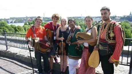 Ungdomar. "Ethno on the road", en grupp utvalda ungdomar från folkmusiklägret Ethno, var de senaste artisterna som Kulturföreningen Roxy tog till Gotland genom Rikskonserter.