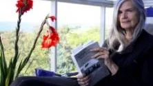 <7GT_Bildrubrik>NY BOK. </7GT_Bildrubrik>Från den inglasade balkongen högt upp på Galgberget har Gerda Helena Lindskog                                 fri utsikt från galgbacken och havet utanför till hustaken i världsarvsstaden Visby.