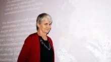 Sjukhusprästen Astrid Andersson Wretmarks funderar över ödet hos de kvinnor som finns på gotländska gravstenar.                                             Foto: Anna Momcilovic