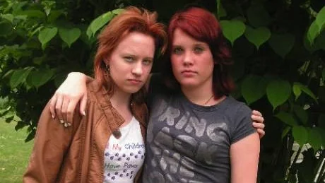 besvikna. Evelina Nilsson och Menica Olovsson, båda från Sproge, är besvika över att först bli antagna till dans- och teaterprogrammet som sedan aldrig fick chansen att starta. Mest besvikna är de över att beslutet kom så sent.foto: Bo Olovsson