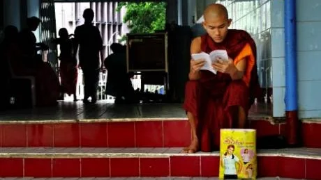 "Bilder av Burma" visar hur landet börjar öppna upp sig för världen efter decennier av slutenhet och militärt förtryck. Här en bild på en av landets 400 000 munkar som mestadels upprätthåller undervisning och välgörenhet till de fattigaste, men som även under senare tid blivit en stark politisk röst.foto: angelica Karlsson
