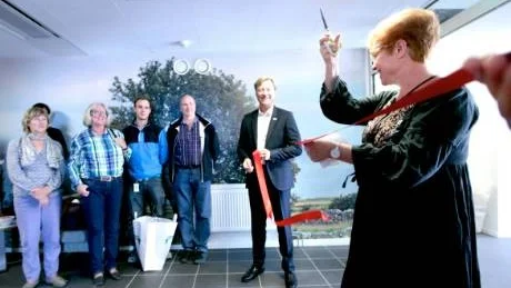 Landshövding Cecilia Schelin Seidegård klipper bandet vid invigningen av Previas nya lokaler på Visborg. VD Christer Zaar håller i ena änden av bandet.