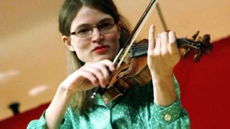 Clara Anderno är årets Musik Pelle-stipendiat och får ta emot sitt pris av kulturskolerektorn Matti Vuorinen på Musikaliska Sällskapets högtidsdag på söndag.foto: petra jonsson/Arkiv