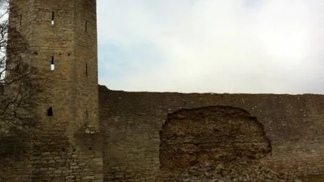 En del av Visby ringmur har rasat. Massorna ligger fortfarande kvar och området är avspärrat.