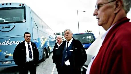 <7GT_Bildrubrik>Oroliga.</7GT_Bildrubrik> Stefan Olsson (KG:s busstrafik), Robert Lindberg (Lindbergs buss), Karl-Gösta Olsson (KG:s busstrafik) och Torsten Johansson (Tottes bussar) oroas inför den stundande skolskjutsupphandlingen; alla riskerar att bli av med jobben, menar de. "Men det är barnen som drabbas hårdast", säger Stefan Olsson.