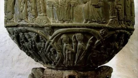 En magnifik dopfunt, kallar Svenrobert Lundquist den här funten i Halla kyrka, skapad av Hegvald.foto: Svenrobert Lundquist