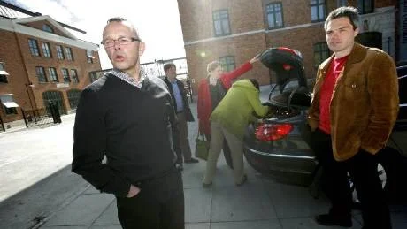 Åke rattar. "Vem det är som kör? Det är jag som kör, det gör jag alltid", skrattar regionstyrelsens ordförande Åke Svensson inför avfärden mot budgetberedningen på Fårö. Med sig i bilen fick han regiondirektör Bo Dahllöf samt regionråden Hanna Westerén (S), Brittis Benzler (V) och Stefaan De Maecker (MP).