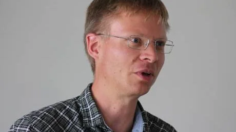 Per Stobaeus diskuterar gamla sigill med avbildade lamm.