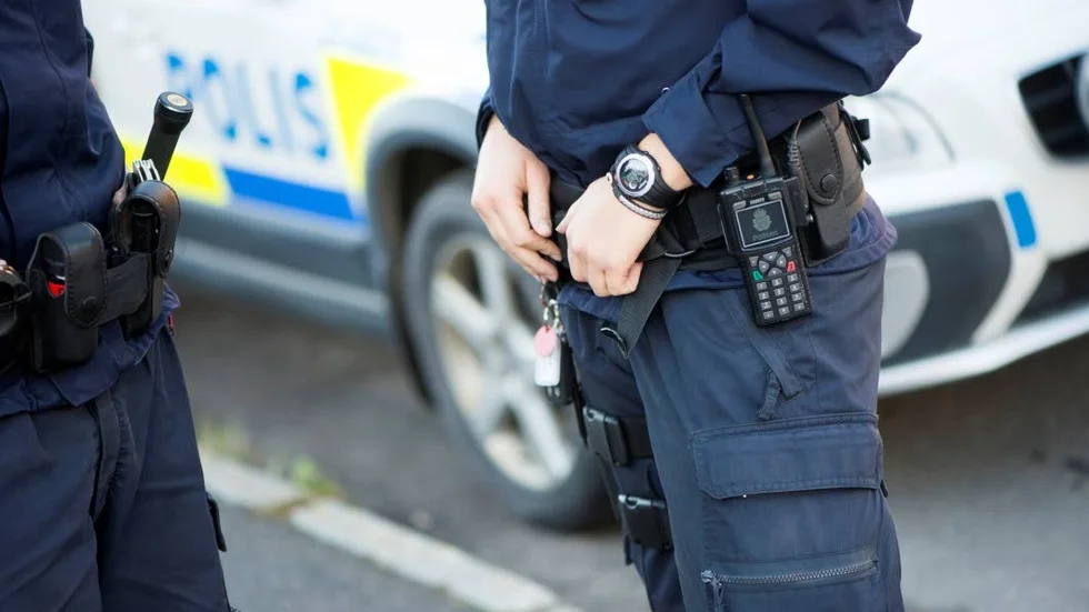 Jagades. En garageägare ska ha jagats med ett järnrör av en inbrottstjuv.