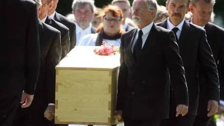 Bergmans kista bärs till graven.