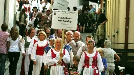Det är både ett vackert och roligt inslag i Visby gatuliv när Folkdansfestivalen arrangerar sin årliga långschottis från Södertorg till Stora torget.