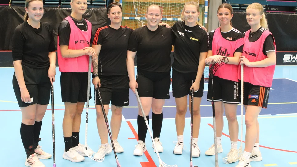 Sju nyförvärv och provspelare påFBC-träningen. Från vänster Clara Fogelberg, Nicolina Wärnklint, Emma Arstadius, Molly Samuelsson, Clara Lund, Ebba Myllyvainio och Tyra Lantz.