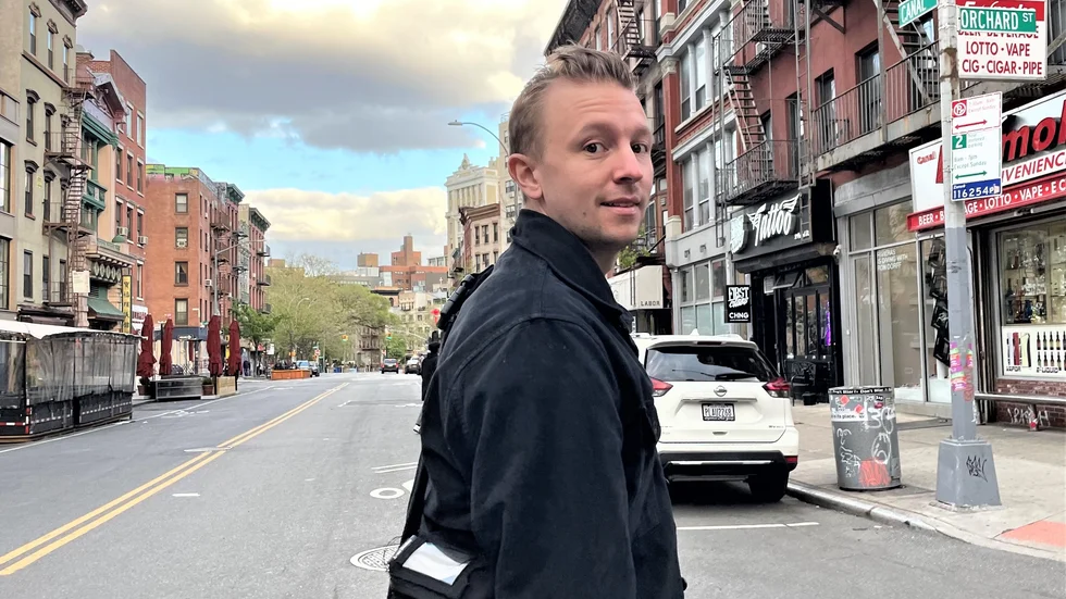 He's a gotlänning in New York numera, Simon Hoas. I tre och ett halvt år har han bott i The Big Apple där han arbetar som kock på Sveriges generalkonsulat. Han känner sig hemma, men ibland är det som att leva i en film, säger han.