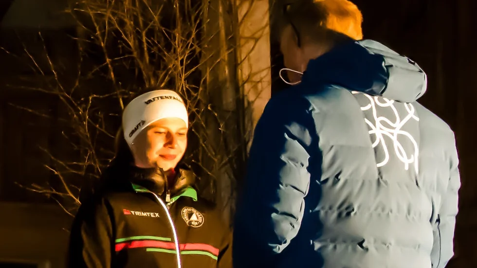 Hemmalöparen Alva Svensk kom nia i sin klass när Tjällmo-Godegårds OK arrangerade natt-SM i Krassbäck och med Godegårds festplats som målområde.