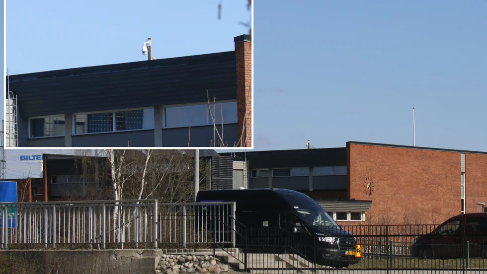 Den kamera som är uppsatt på Årbyskolans tak är riktad mot framsidan av Årby Centrum. 