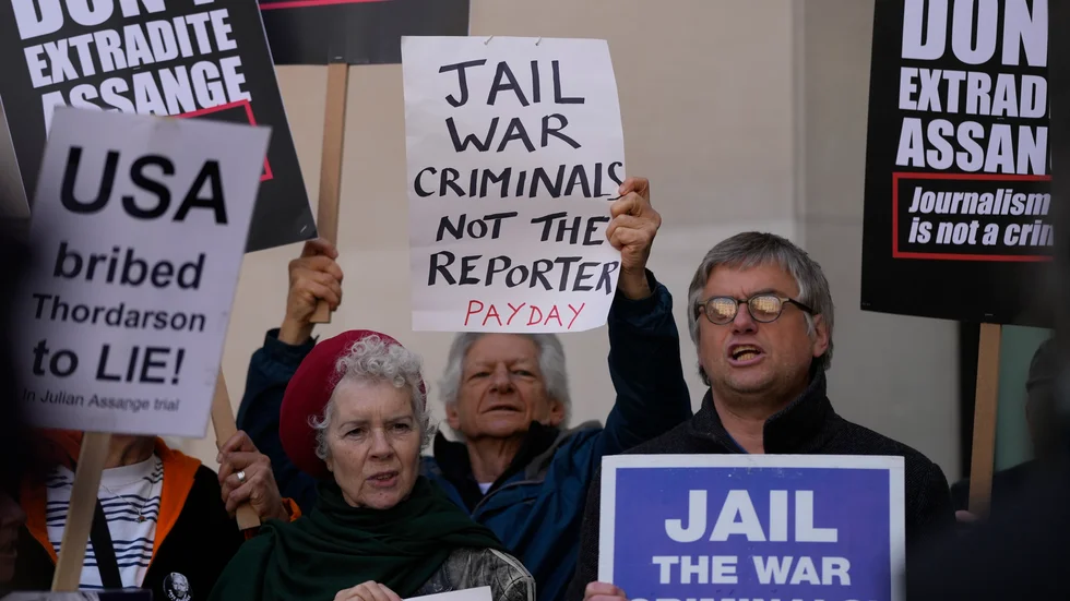 Flera demonstrationer mot utlämning av Wikileaks grundare Julian Assange har hållits utanför domstolar i London. Arkivbild.