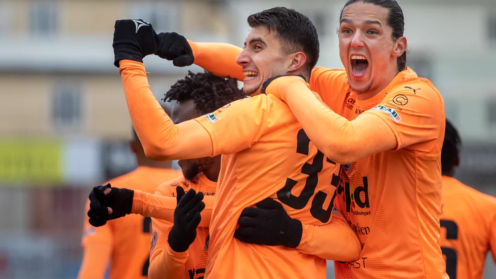AFC:s Sadmir Zekovic (till höger) lämnar AFC Eskilstuna, och går till seriekonkurrenten Östersunds FK.