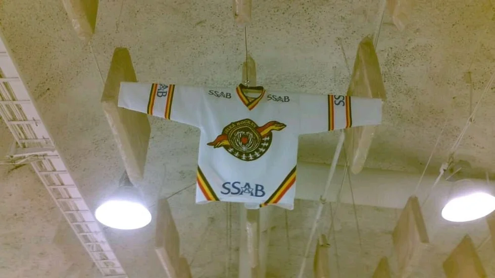 "I LKABs Malmbergsgruva nere på elverkstan 815 m underjord hänger en Luleå Hockey tröja. Där har den hängt sedan jag hängde upp den till slutspelet 2013".