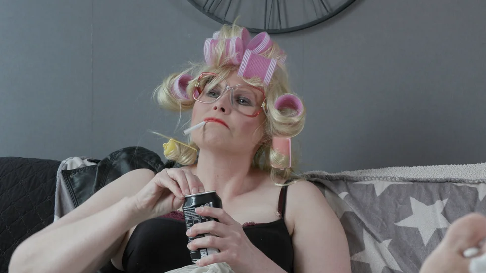 En av skådespelarna från filmen "James Bonde – agent 99, inte helt hundra..."