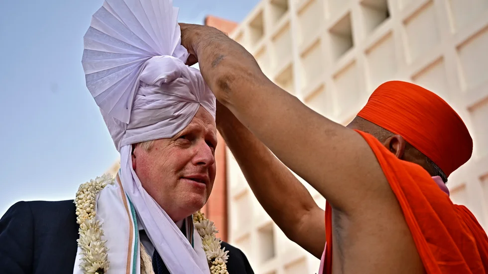 Brittiske premiärministern Boris Johnson befann sig på tjänsteresa i Indien när parlamentet röstade om att utreda hans eventuella lögner.
