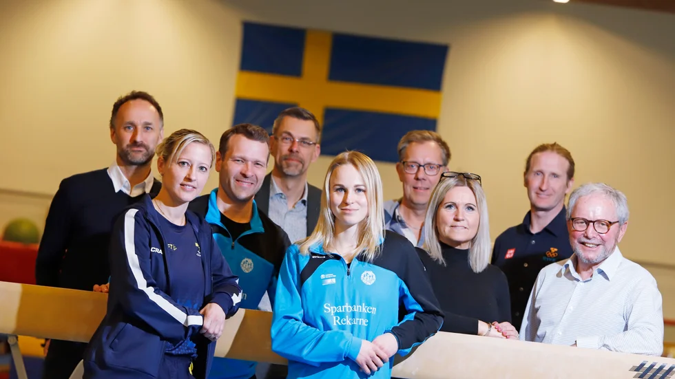 Enade om gymnastiksatsningen är, från vänster: Jonas Juhl, (SvGF), Helana Andersson Melander (EGF), Sebastian Melander (EGF), Tommy Malm (VD kommunföretag), Jonna Adlerteg (EGF), Hans Kindahl (Sparbanken Rekarne), Marie Svensson (ordförande i Kultur och fritidsnämnden), Anders Wiggerud (SOK) och Bobby J Berger (ordförande EGF).