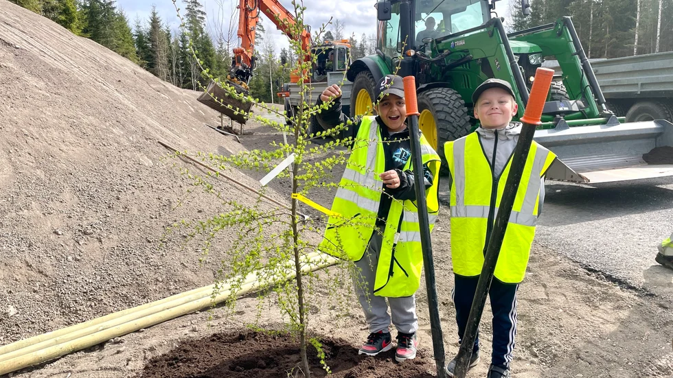 Melwin Sashiti (till vänster) och Felix Palm Kymling fick vara med och gräva. 
